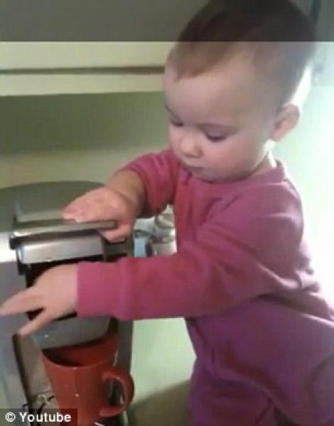 VIDEO! Vezi cum ii prepara un bebelus cafeaua mamei sale!