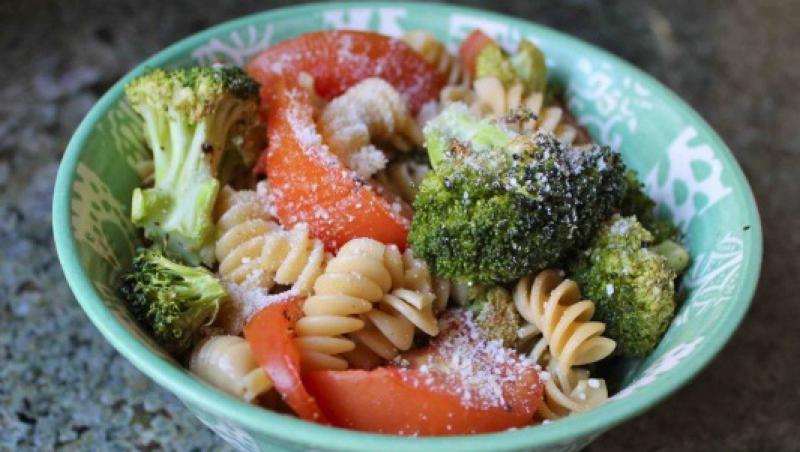 Reteta de post a zilei: Paste cu broccoli si rosii