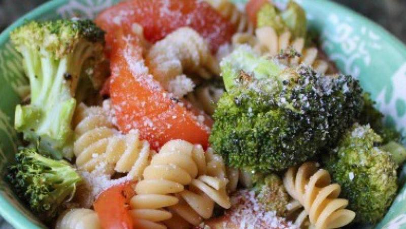 Reteta de post a zilei: Paste cu broccoli si rosii