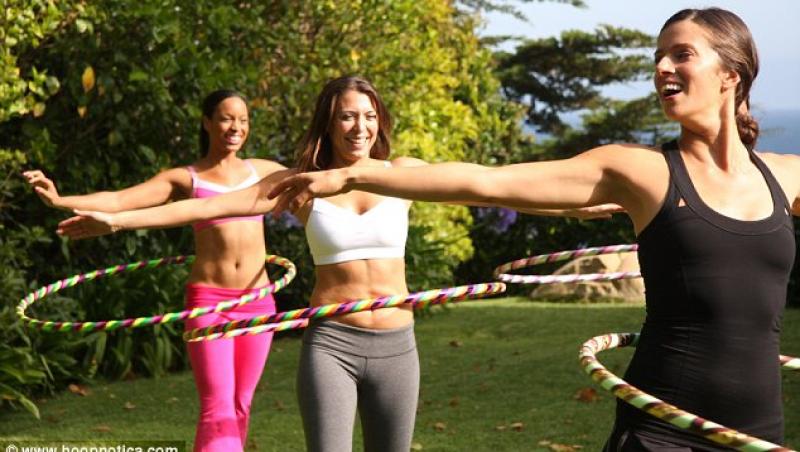 FOTO! O femeie a slabit 65 de kilograme invatand hula hoop