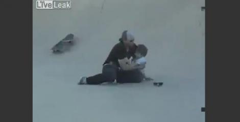 VIDEO! Cel mai inconstient tata din lume: Cade de pe skateboard cu copilul in brate