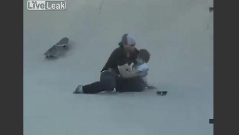 VIDEO! Cel mai inconstient tata din lume: Cade de pe skateboard cu copilul in brate