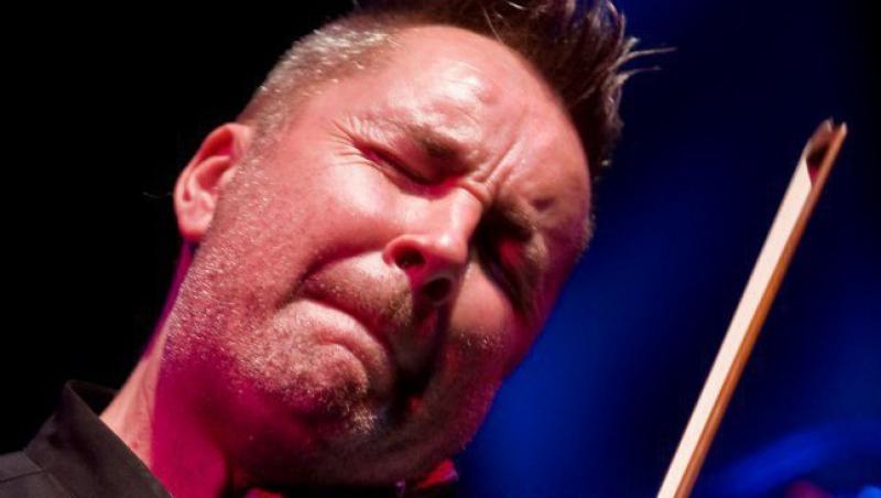 Nigel Kennedy va sustine un concert la Sala Palatului pe 2 aprilie