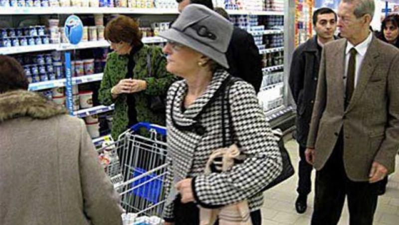 FOTO! Regele Mihai, la cumparaturi in supermarket