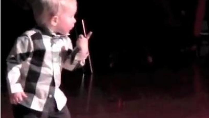 VIDEO! Vezi cat de bine danseaza un baietel pe muzica lui Elvis!