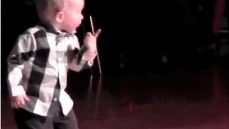 VIDEO! Vezi cat de bine danseaza un baietel pe muzica lui Elvis!