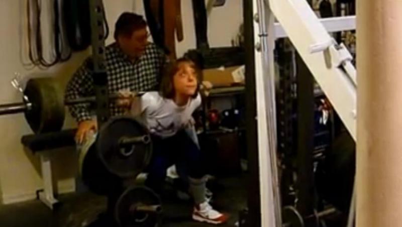 VIDEO ULUITOR! Vezi fetita care a batut recordul la ridicat greutati!