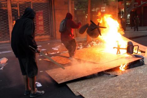 VIDEO! Proteste violente in Chilie: Trei politisti si 20 de protestatari, raniti