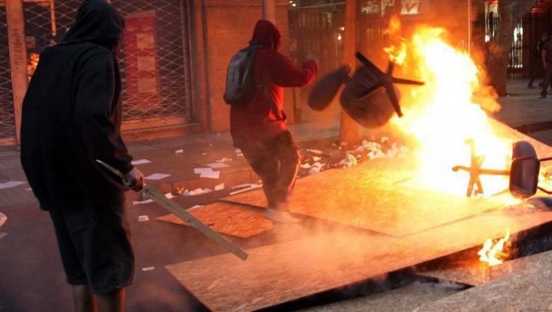 VIDEO! Proteste violente in Chilie: Trei politisti si 20 de protestatari, raniti