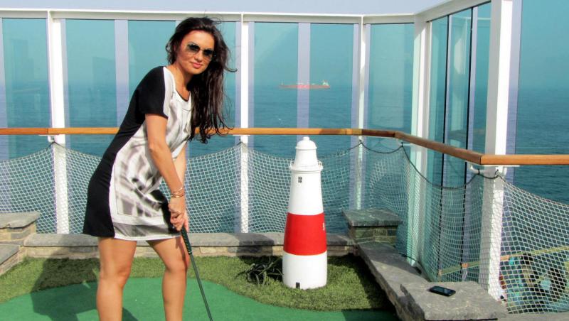 Mirela Stelea a atras atentia milionarilor pe un vas de croaziera in Dubai