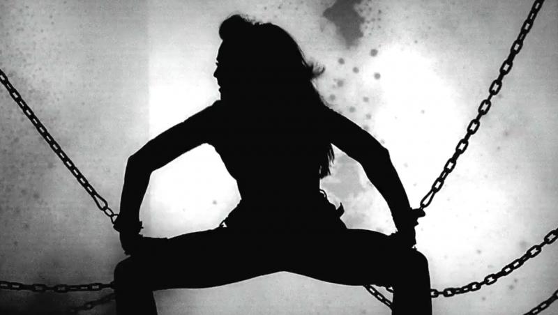 FOTO! Madonna, legata cu lanturi in noul videoclip!