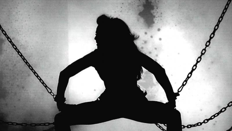 FOTO! Madonna, legata cu lanturi in noul videoclip!
