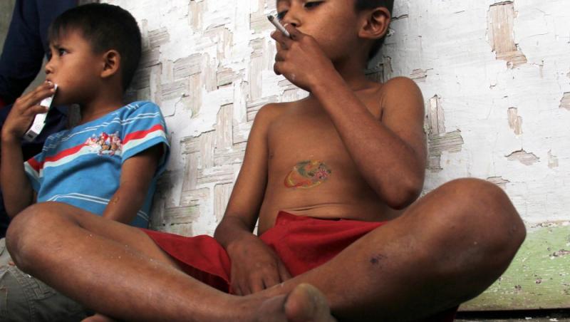 Indonezia: un baiat de opt ani fumeaza 20 de tigari pe zi