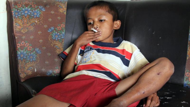 Indonezia: un baiat de opt ani fumeaza 20 de tigari pe zi