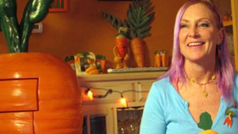 FOTO! O femeie obsedata de legume si-a facut 35 de tatuaje cu morcovi