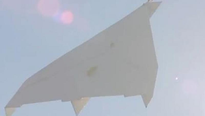 VIDEO! Vezi cum a zburat cel mai mare avion de hartie din lume!