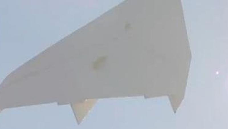 VIDEO! Vezi cum a zburat cel mai mare avion de hartie din lume!