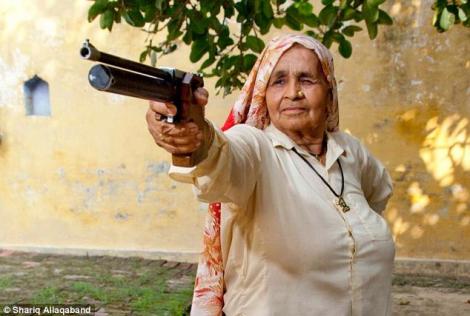FOTO! O bunica din India este cea mai batrana tragatoare de elita din lume!