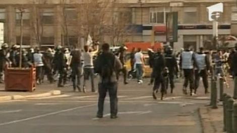VIDEO! Incidente intre fanii Universitatii Craiova si jandarmi, in Piata Victoriei