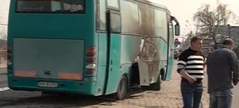 VIDEO! Un autocar plin cu pasageri a luat foc pe DN1