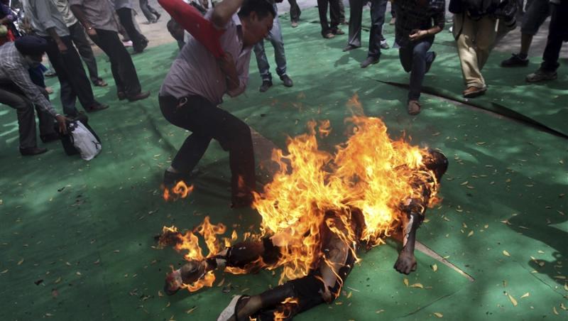 Vizita presedintelui chinez Hu Jintao in India face victime. Un protestatar tibetan si-a dat foc la New Delhi