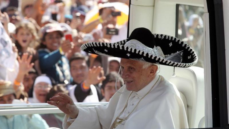 FOTO! Papa Benedict al XVI-lea, cu sombrero in papamobil