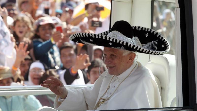FOTO! Papa Benedict al XVI-lea, cu sombrero in papamobil