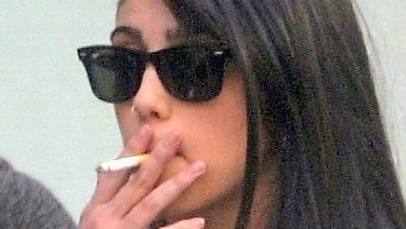 FOTO! Fiica Madonnei fumeaza ca turcii!