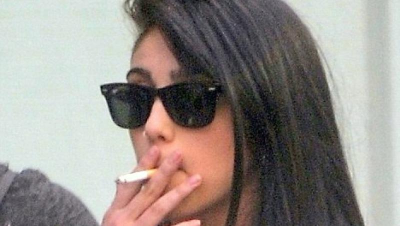 FOTO! Fiica Madonnei fumeaza ca turcii!