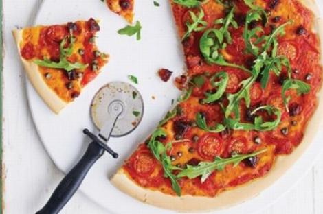 Gustare rapida: Reteta Pizza cu chorizo, capere & rucola