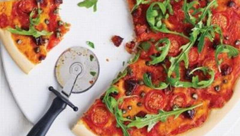 Gustare rapida: Reteta Pizza cu chorizo, capere & rucola