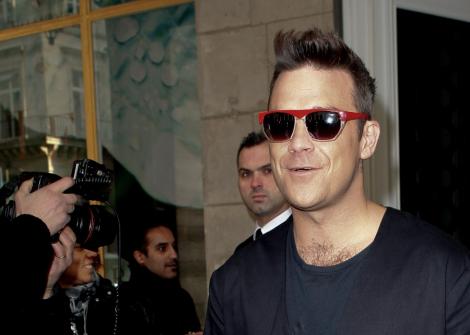 Baiat cuminte: Robbie Williams se lasa de fumat!