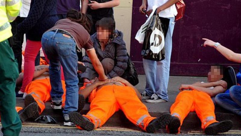 Vesta reflectorizanta nu te salveaza intotdeauna! Opt muncitori raniti de un taximetrist vitezoman, pe un pod din Marea Britanie