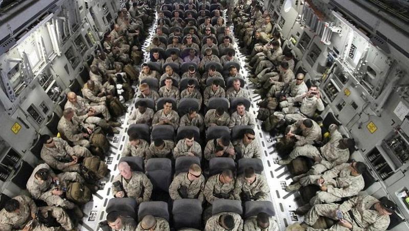 FOTO! Soldati americani inghesuiti ca sardinele intr-un avion militar