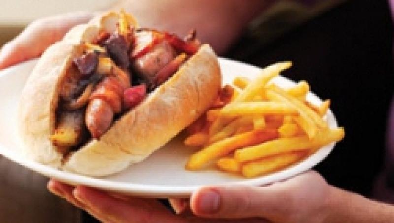 Gustare rapida: Reteta Hot dog cu ceapa coapta