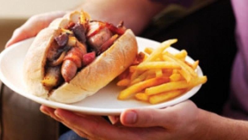 Gustare rapida: Reteta Hot dog cu ceapa coapta