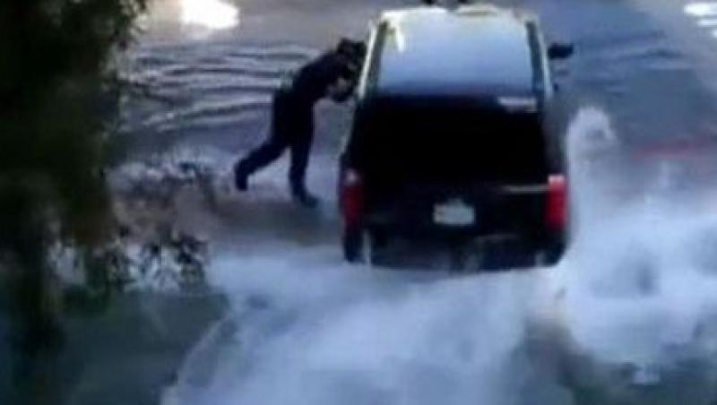 VIDEO! SUA: O masina parcata pe un hidrant a creat o adevarata catastrofa