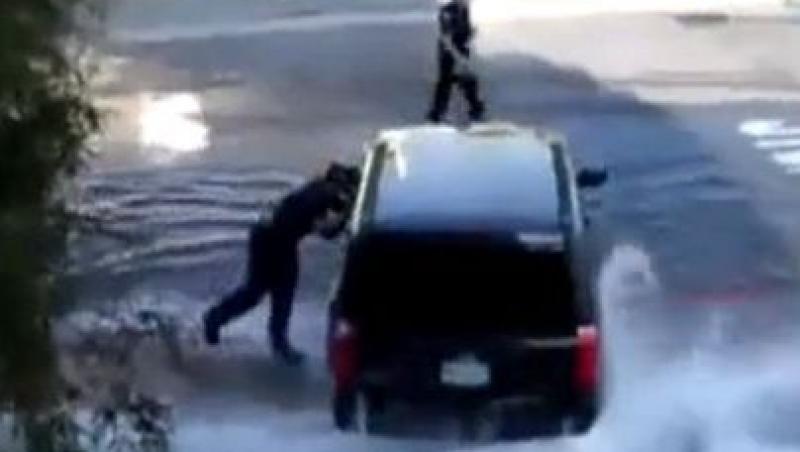 VIDEO! SUA: O masina parcata pe un hidrant a creat o adevarata catastrofa