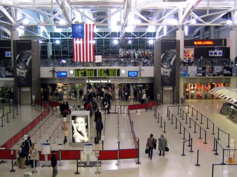 VIDEO! Aeroportul JFK, raiul hotilor: 200 de bagaje sunt furate zilnic de angajati