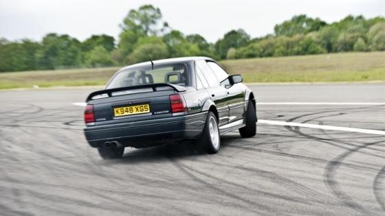 Legende pe roti: Hammond conduce Lotus Carlton