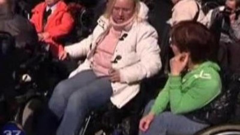 VIDEO! Sute de persoane cu dizabilitati au protestat la Praga