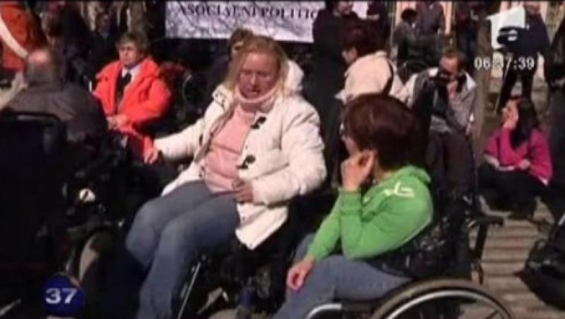 VIDEO! Sute de persoane cu dizabilitati au protestat la Praga