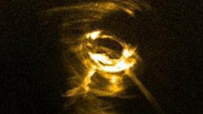 FOTO! Vezi cum arata tornada solara de cinci ori mai mare ca Pamantul!