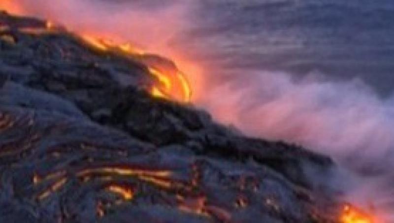 VIDEO! Un fotograf si-a riscat viata pentru a fotografia vulcanul activ din Hawaii
