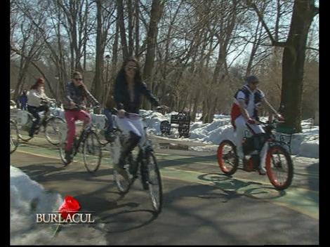 Catalin Botezatu le-a scos pe pretendentele Burlacului in parc cu bicicleta