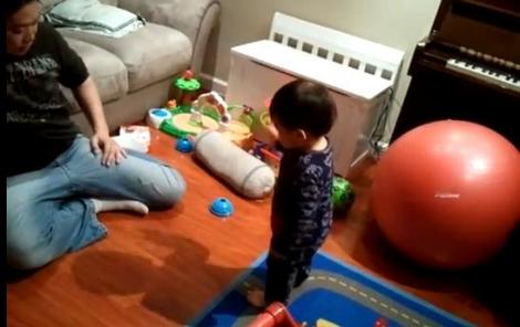VIDEO! Vezi cum reactioneaza un copil cand isi descopera umbra!