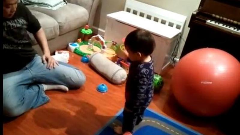 VIDEO! Vezi cum reactioneaza un copil cand isi descopera umbra!
