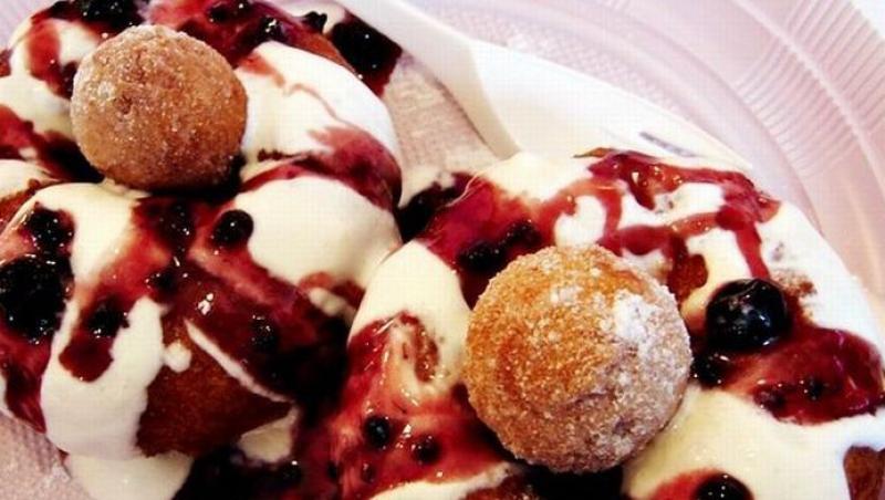 Desert delicios: Reteta Papanasi indragostiti cu dulceata de cirese