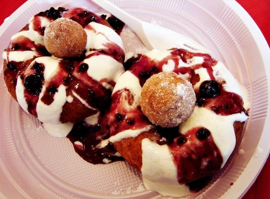 Desert delicios: Reteta Papanasi indragostiti cu dulceata de cirese