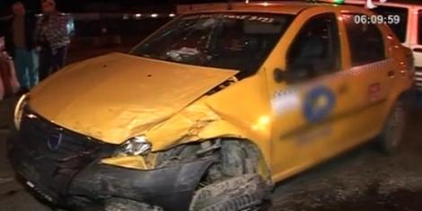 Bucuresti: Ciocnire violenta intre doua taxiuri. O persoana a fost grav ranita
